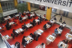 Doğuş Üniversitesi’ndeki oyun salonu, cumartesi sabahı, 1. tur